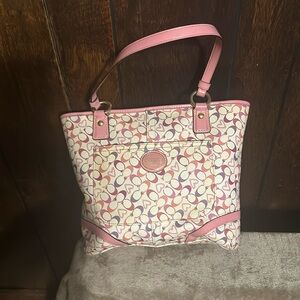 Midsize coach bag. Used but minimum wear. In good condition.
